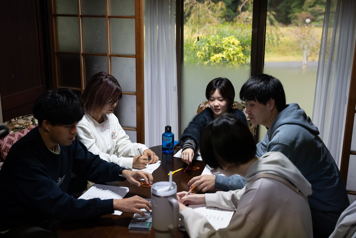 囲炉裏を囲んで語り合う研修の様子